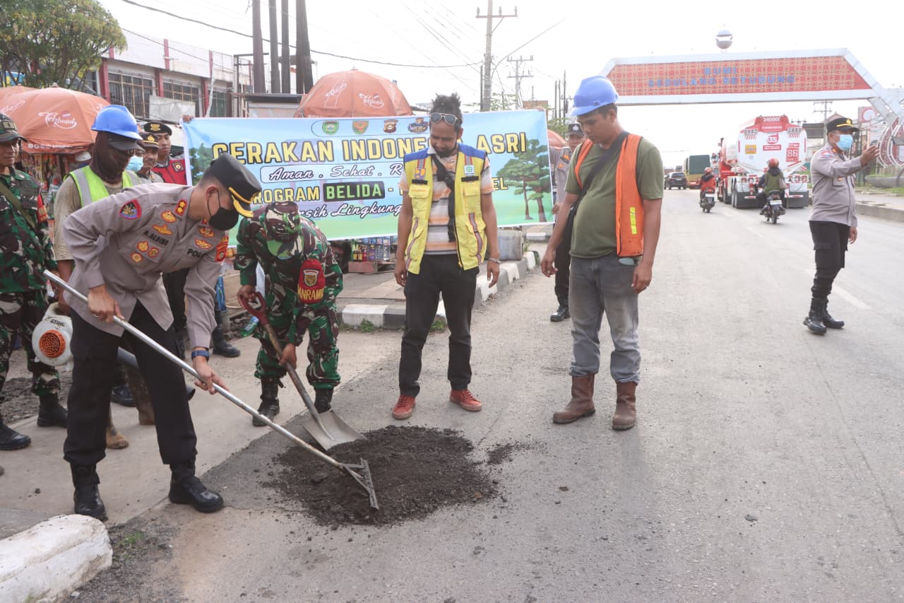Kapolres Banyuasin Turun Langsung Tambal Jalan Berlubang